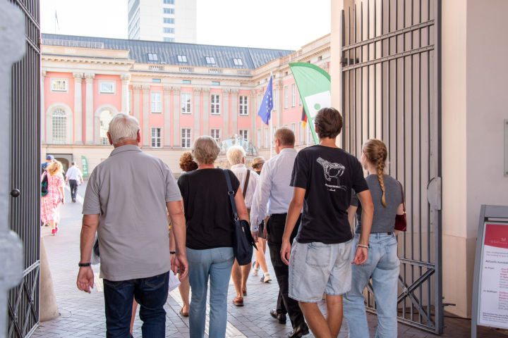 Eintreffen der Gäste zur vierten Veranstaltung „Kunst zur Zeit 2025“ im Innenhof des Landtages.