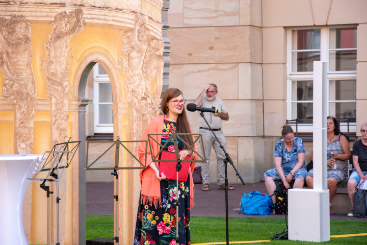 Landtagsvizepräsidentin Dr. Jouleen Gruhn begrüßt die Gäste zur vierten Veranstaltung „Kunst zur Zeit 2025“ im Innenhof des Landtages.