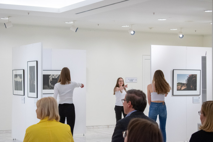 Tänzerische Interventionen in der Ausstellung mit Schülerinnen des Friedrich-Gymnasiums Luckenwalde. Die Schülerinnen interagieren mit einzelnen Fotos im Ausstellungsraum.