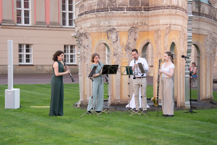 Folkwang Klarinettenquartett während der vierten Veranstaltung „Kunst zur Zeit 2025“ im Innenhof des Landtages.