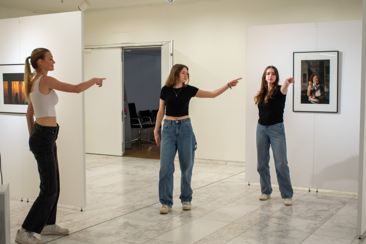 Tänzerische Interventionen in der Ausstellung mit Schülerinnen des Friedrich-Gymnasiums Luckenwalde. Die Schülerinnen interagieren mit einzelnen Fotos im Ausstellungsraum.