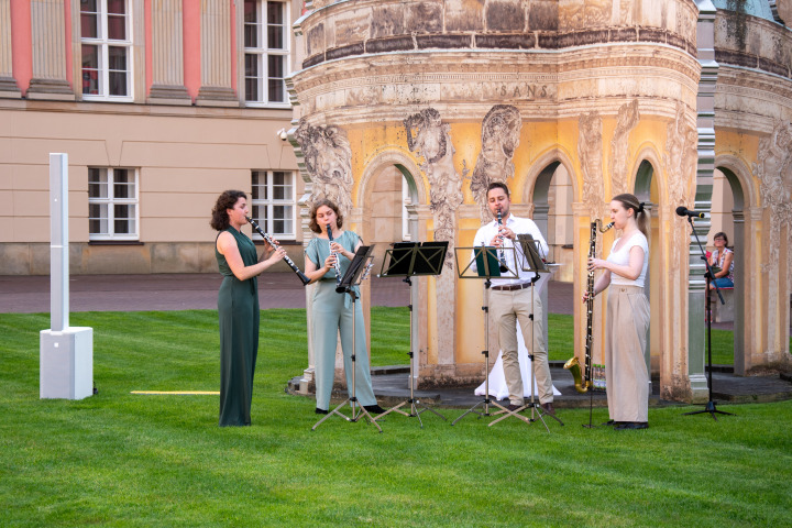 Folkwang Klarinettenquartett während der vierten Veranstaltung „Kunst zur Zeit 2025“ im Innenhof des Landtages.