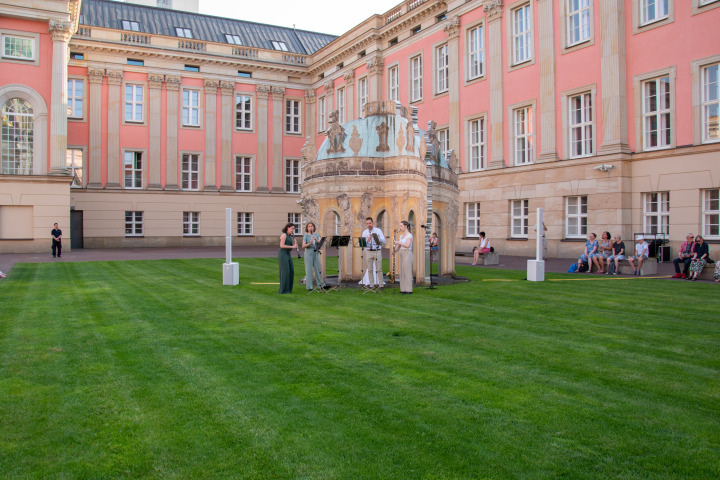 Folkwang Klarinettenquartett während der vierten Veranstaltung „Kunst zur Zeit 2025“ im Innenhof des Landtages.