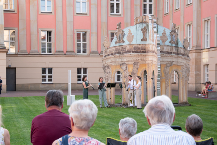 Folkwang Klarinettenquartett während der vierten Veranstaltung „Kunst zur Zeit 2025“ im Innenhof des Landtages.