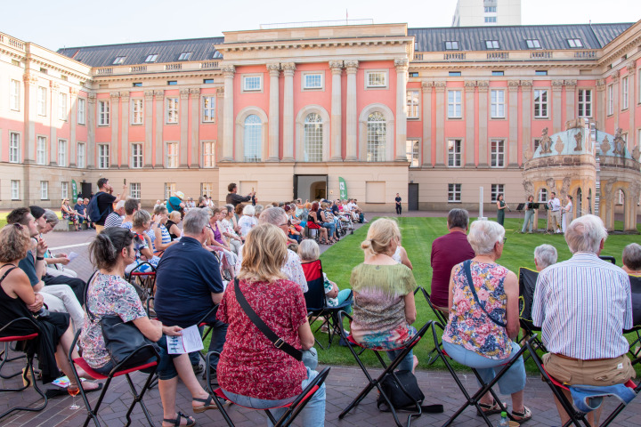 Impression der vierten Veranstaltung „Kunst zur Zeit 2025“ im Innenhof des Landtages.