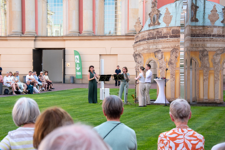 Folkwang Klarinettenquartett während der vierten Veranstaltung „Kunst zur Zeit 2025“ im Innenhof des Landtages.