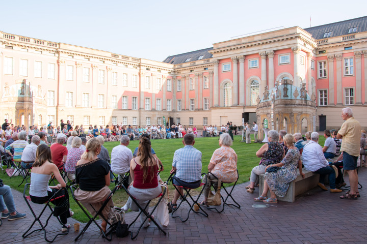 Impression der vierten Veranstaltung „Kunst zur Zeit 2025“ im Innenhof des Landtages.