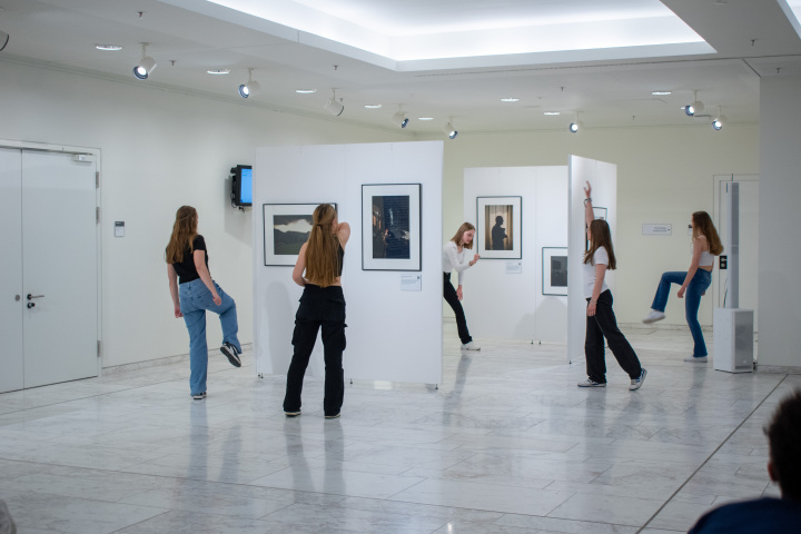 Tänzerische Interventionen in der Ausstellung mit Schülerinnen des Friedrich-Gymnasiums Luckenwalde. Die Schülerinnen interagieren mit einzelnen Fotos im Ausstellungsraum.