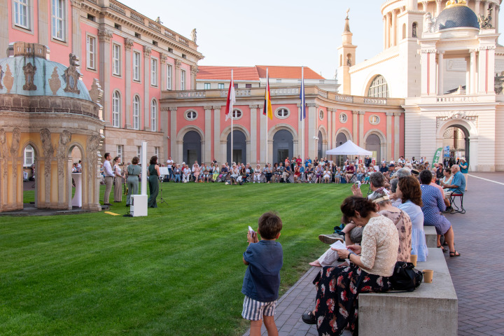 Impression der vierten Veranstaltung „Kunst zur Zeit 2025“ im Innenhof des Landtages.