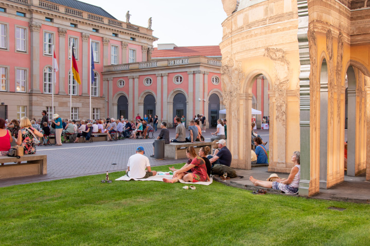 Impression der vierten Veranstaltung „Kunst zur Zeit 2025“ im Innenhof des Landtages.