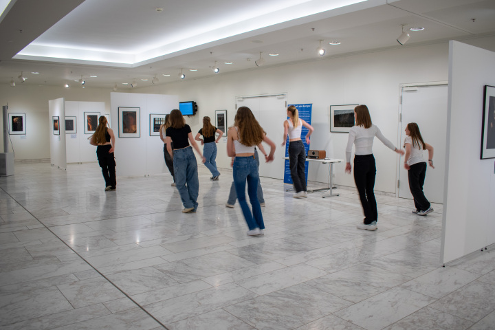 Tänzerische Interventionen in der Ausstellung mit Schülerinnen des Friedrich-Gymnasiums Luckenwalde. Die Schülerinnen interagieren mit einzelnen Fotos im Ausstellungsraum.