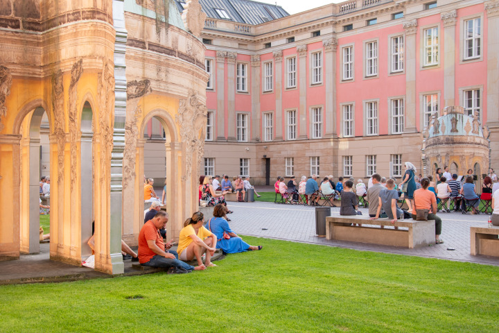 Impression der vierten Veranstaltung „Kunst zur Zeit 2025“ im Innenhof des Landtages.