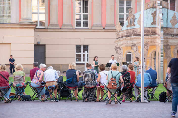 Impression der vierten Veranstaltung „Kunst zur Zeit 2025“ im Innenhof des Landtages.