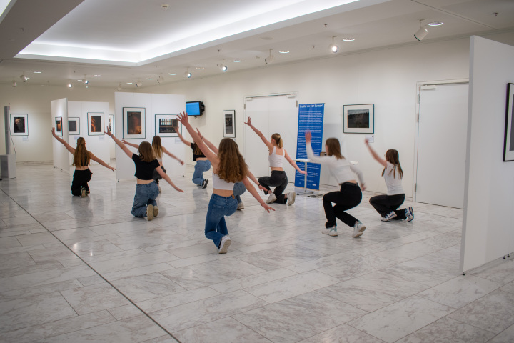 Tänzerische Interventionen in der Ausstellung mit Schülerinnen des Friedrich-Gymnasiums Luckenwalde. Die Schülerinnen interagieren mit einzelnen Fotos im Ausstellungsraum.