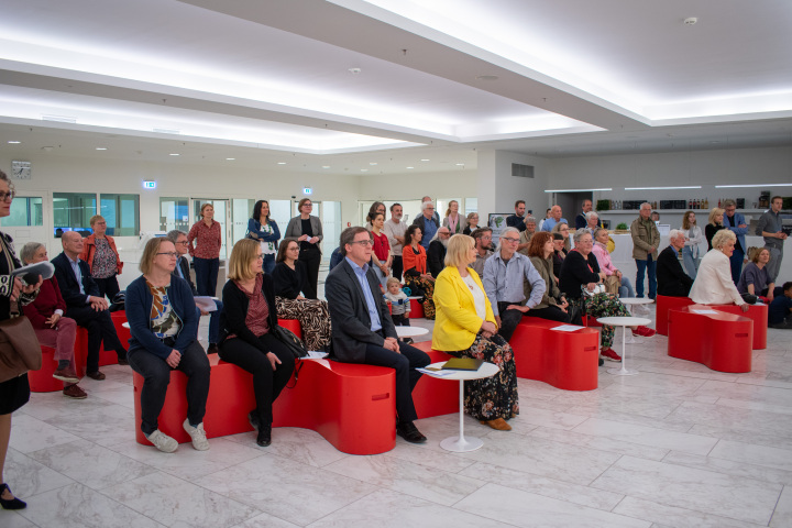 Blick ins Foyer während der tänzerischen Intervention