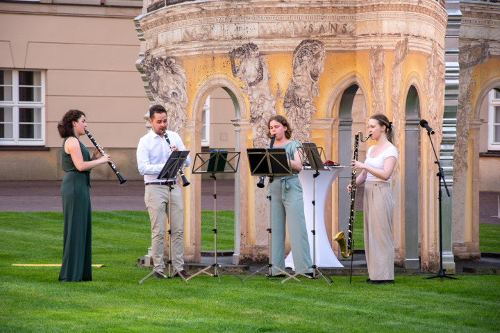 Folkwang Klarinettenquartett während der vierten Veranstaltung „Kunst zur Zeit 2025“ im Innenhof des Landtages.