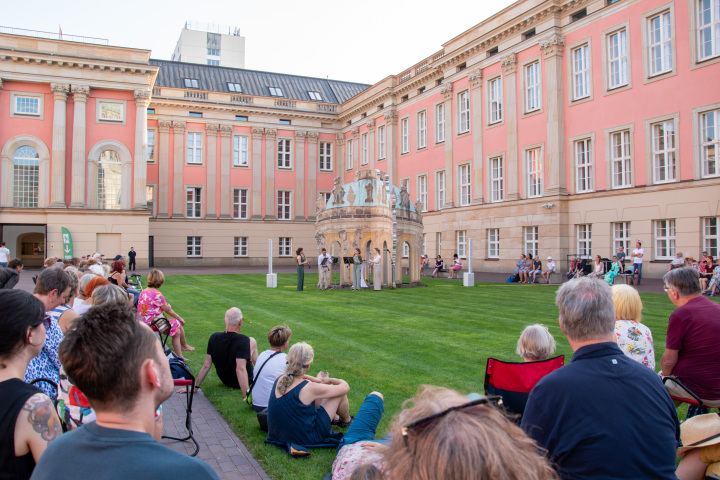 Impression der vierten Veranstaltung „Kunst zur Zeit 2025“ im Innenhof des Landtages.