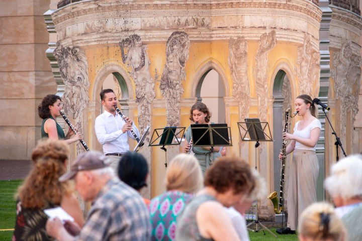 Folkwang Klarinettenquartett während der vierten Veranstaltung „Kunst zur Zeit 2025“ im Innenhof des Landtages.