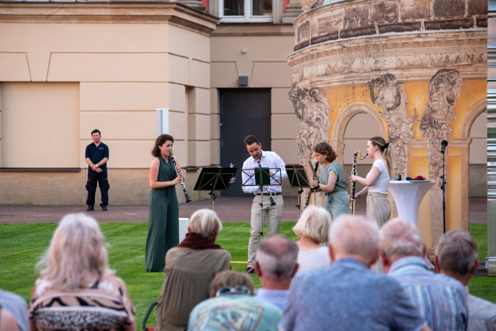 Folkwang Klarinettenquartett während der vierten Veranstaltung „Kunst zur Zeit 2025“ im Innenhof des Landtages.