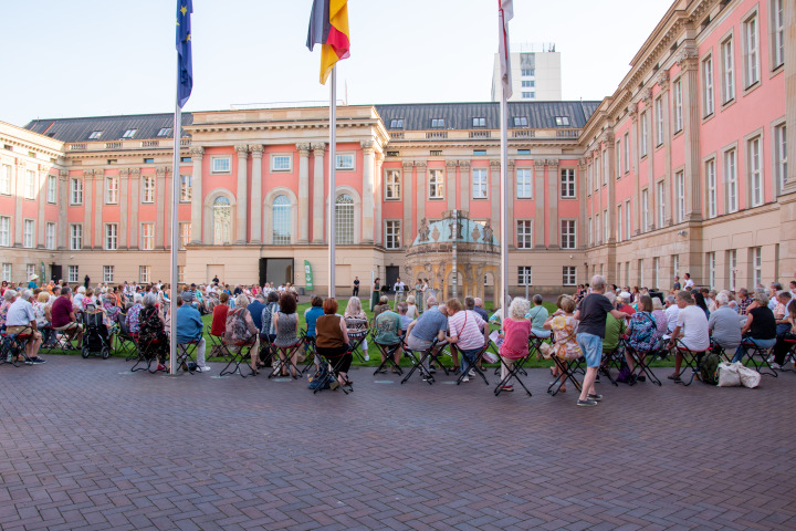 Impression der vierten Veranstaltung „Kunst zur Zeit 2025“ im Innenhof des Landtages.