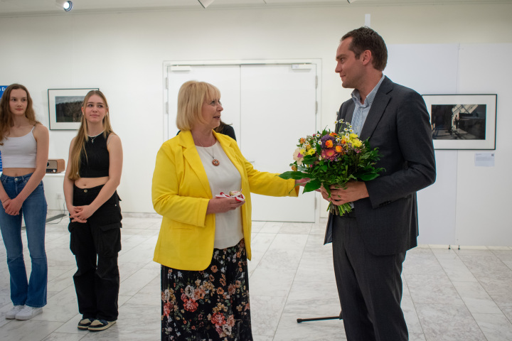 Landtagspräsidentin Prof. Dr. Ulrike Liedtke (l.) bedankt sich bei Simon Strauß (r.) für den Kurzvortrag.