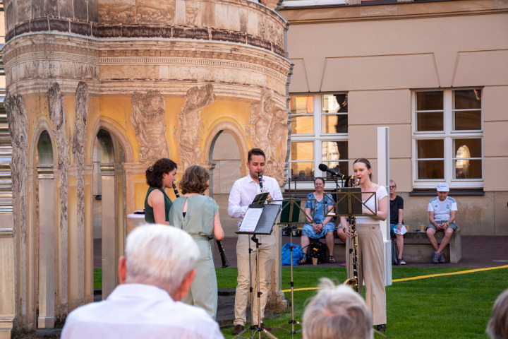 Folkwang Klarinettenquartett während der vierten Veranstaltung „Kunst zur Zeit 2025“ im Innenhof des Landtages.