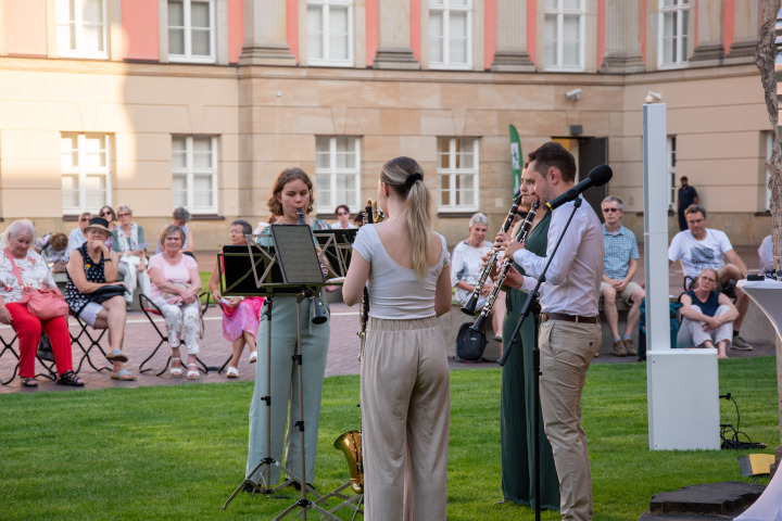 Folkwang Klarinettenquartett während der vierten Veranstaltung „Kunst zur Zeit 2025“ im Innenhof des Landtages.