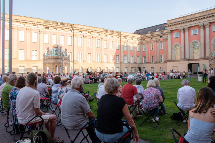 Impression der vierten Veranstaltung „Kunst zur Zeit 2025“ im Innenhof des Landtages.