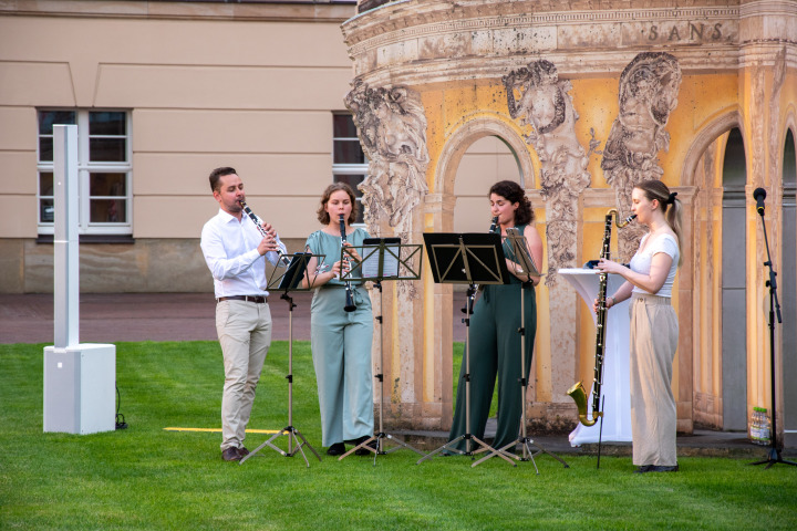 Folkwang Klarinettenquartett während der vierten Veranstaltung „Kunst zur Zeit 2025“ im Innenhof des Landtages.