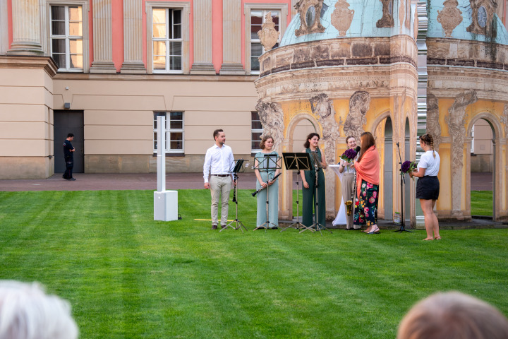 Landtagsvizepräsidentin Dr. Jouleen Gruhn bedankt sich beim Klarinettenquartett Folkwang.