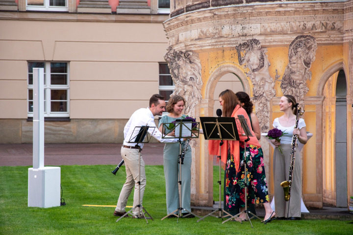 Landtagsvizepräsidentin Dr. Jouleen Gruhn bedankt sich beim Klarinettenquartett Folkwang.