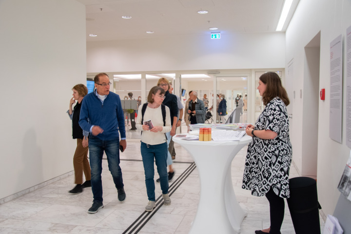 Eintreffen der Gäste zur letzten Veranstaltung „Kunst zur Zeit 2025“ im Landtag.