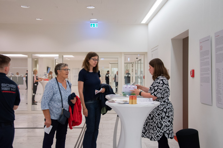 Infostand des Landtages zur Veranstaltung „Kunst zur Zeit 2025“
