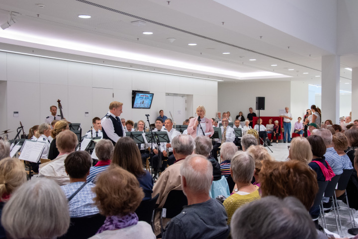 Landtagspräsidentin Prof. Dr. Ulrike Liedtke (m.) begrüßt das Landespolizeiorchester Brandenburg, Amelie Dobler, Michael Heller und die Gäste zur sechsten und letzten Veranstaltung „Kunst zur Zeit 2025“ im Landtag Brandenburg.