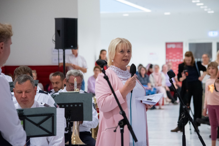 Landtagspräsidentin Prof. Dr. Ulrike Liedtke begrüßt das Landespolizeiorchester Brandenburg, Amelie Dobler, Michael Heller und die Gäste zur sechsten und letzten Veranstaltung „Kunst zur Zeit 2025“ im Landtag Brandenburg.