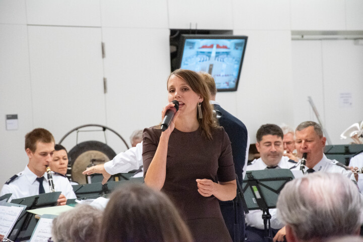Amelie Dobler während der sechsten und letzten Veranstaltung „Kunst zur Zeit 2025“ im Landtag.