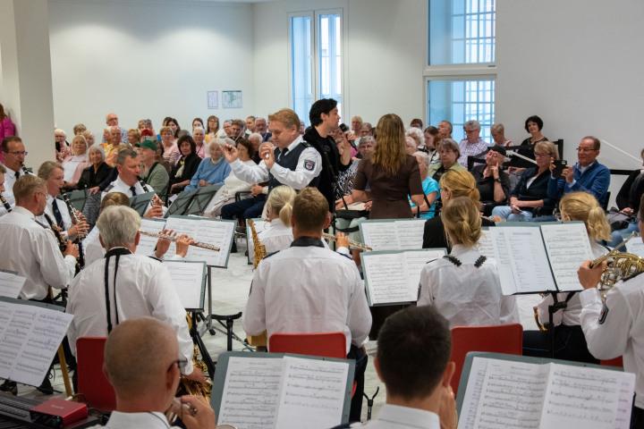 Das Landespolizeiorchester Brandenburg mit Amelie Dobler und Michael Heller während der sechsten und letzten Veranstaltung „Kunst zur Zeit 2025“ im Landtag.