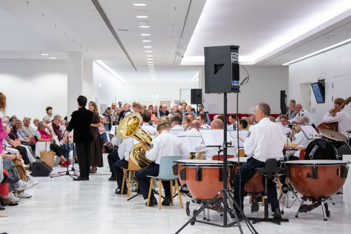 Das Landespolizeiorchester Brandenburg mit Amelie Dobler und Michael Heller während der sechsten und letzten Veranstaltung „Kunst zur Zeit 2025“ im Landtag.