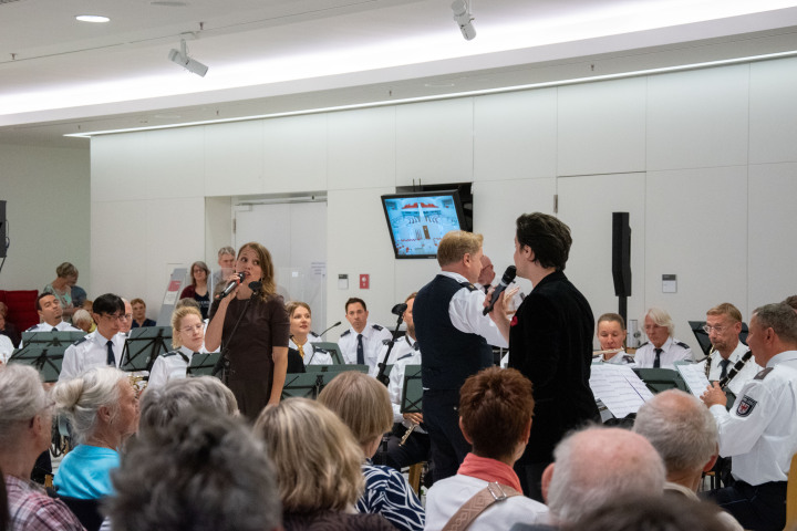 Das Landespolizeiorchester Brandenburg mit Amelie Dobler und Michael Heller während der sechsten und letzten Veranstaltung „Kunst zur Zeit 2025“ im Landtag.