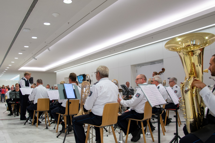 Das Landespolizeiorchester Brandenburg mit Amelie Dobler und Michael Heller während der sechsten und letzten Veranstaltung „Kunst zur Zeit 2025“ im Landtag.
