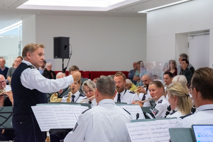 Das Landespolizeiorchester Brandenburg mit Amelie Dobler und Michael Heller während der sechsten und letzten Veranstaltung „Kunst zur Zeit 2025“ im Landtag.