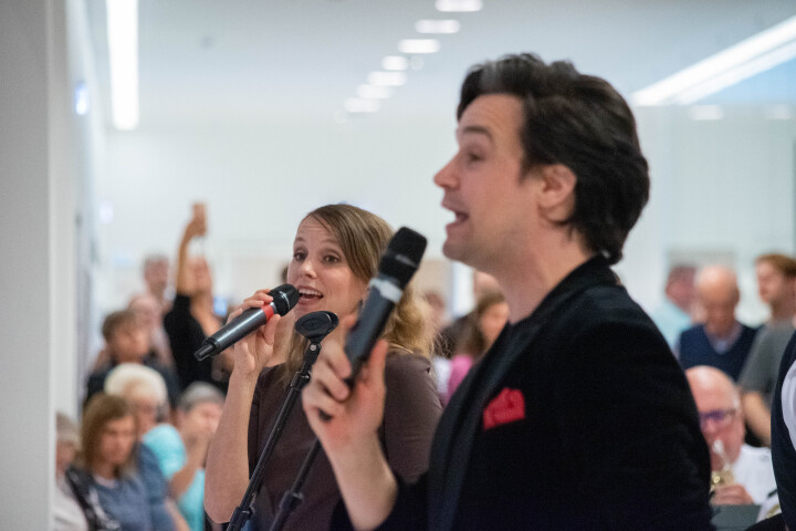Amelie Dobler und Michael Heller während der sechsten und letzten Veranstaltung „Kunst zur Zeit 2025“ im Landtag.