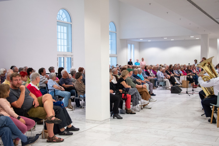 Impression der sechsten Veranstaltung „Kunst zur Zeit 2025“ im Landtag.