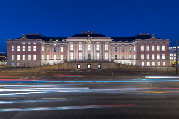Der Landtag Brandenburg bei Nacht