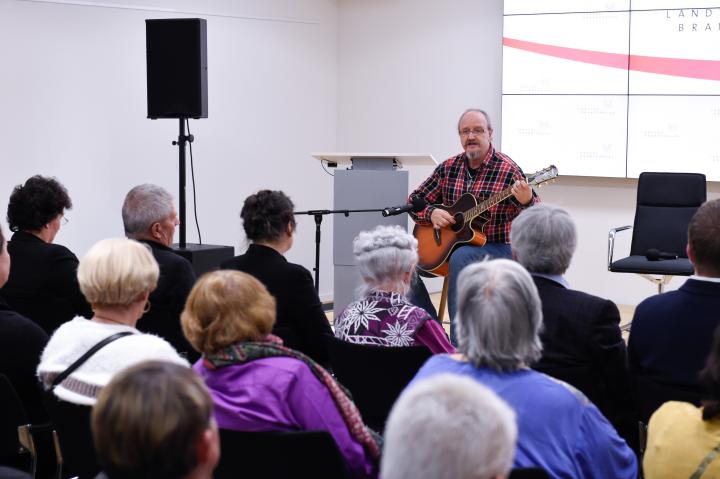 Liedermacher Detlef Jablonski umrahmte die Ausstellungseröffnung musikalisch.