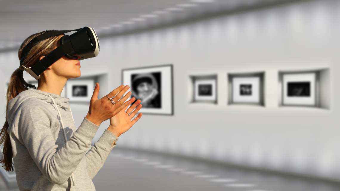 Frau mit VR-Brille in einem Museum (Symbolbild)
