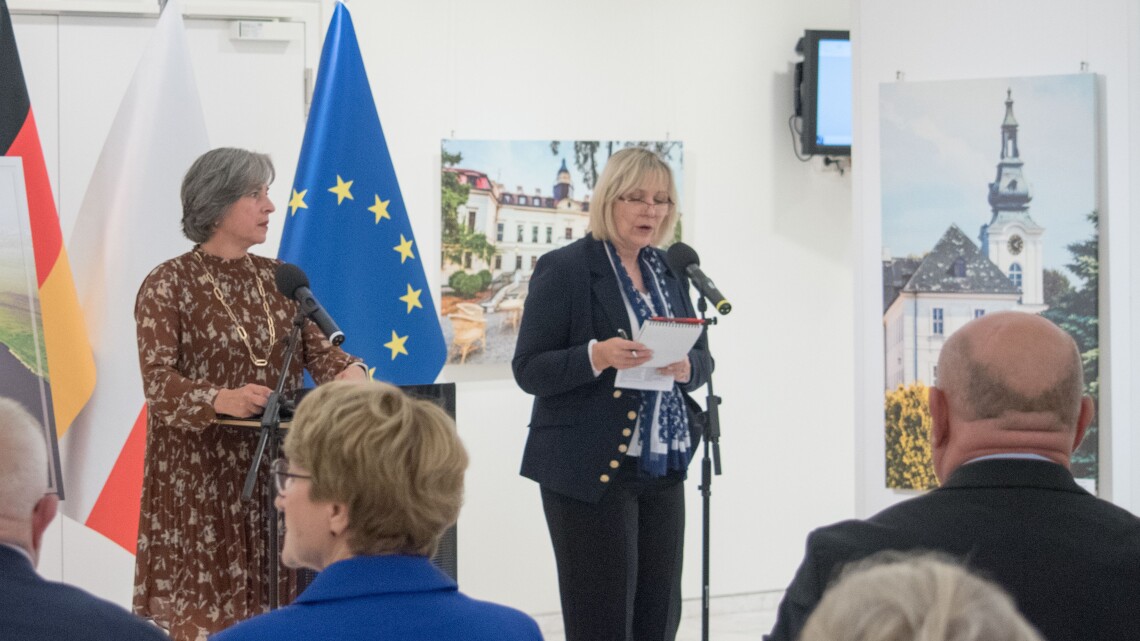 Dolmetscherin im Einsatz bei einer Ausstellungseröffnung im Landtag Brandenburg (Symbolbild)