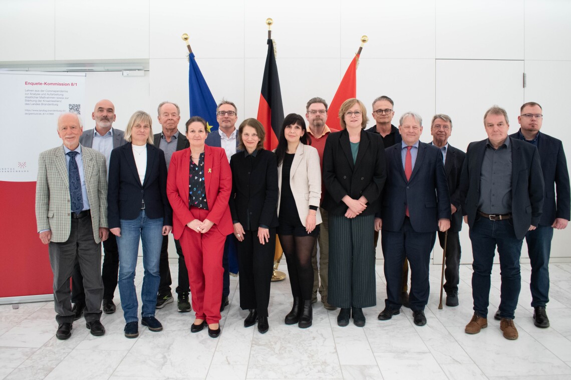 Gruppenfoto der Mitglieder der EK 8/1 vom 13. Februar 2026 (v. l. n. r.) Prof. Dr. Werner Bergholz, Christian Dorst, Britta Kornmesser, Prof. Dr. Gerd Antes, Sina Schönbrunn, Björn Lüttmann, Prof. Dr. Adelheid Kuhlmey, Isabell Siewert, Lars Hünich, Julia Sahi (ausgeschieden im März 2026), Prof. Dr. Michael Schierack (ausgeschieden im März 2026), Jens Graf, Prof. Dr. Detlev H. Krüger, Falk Janke und Erik Pardeik