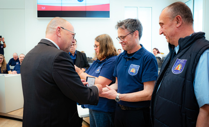 Würdigung durch den Minister des Innern und für Kommunales Michael Stübgen mit Überreichung der Ehrenmünze an einzelne ENT-Mitwirkende