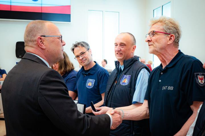 Würdigung durch den Minister des Innern und für Kommunales Michael Stübgen mit Überreichung der Ehrenmünze an einzelne ENT-Mitwirkende